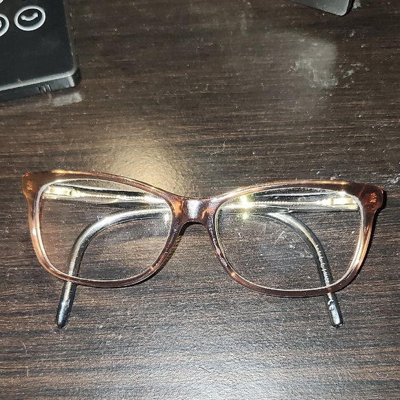 Gucci Elegant Gold and Black Eyewear - Picture 4 of 4